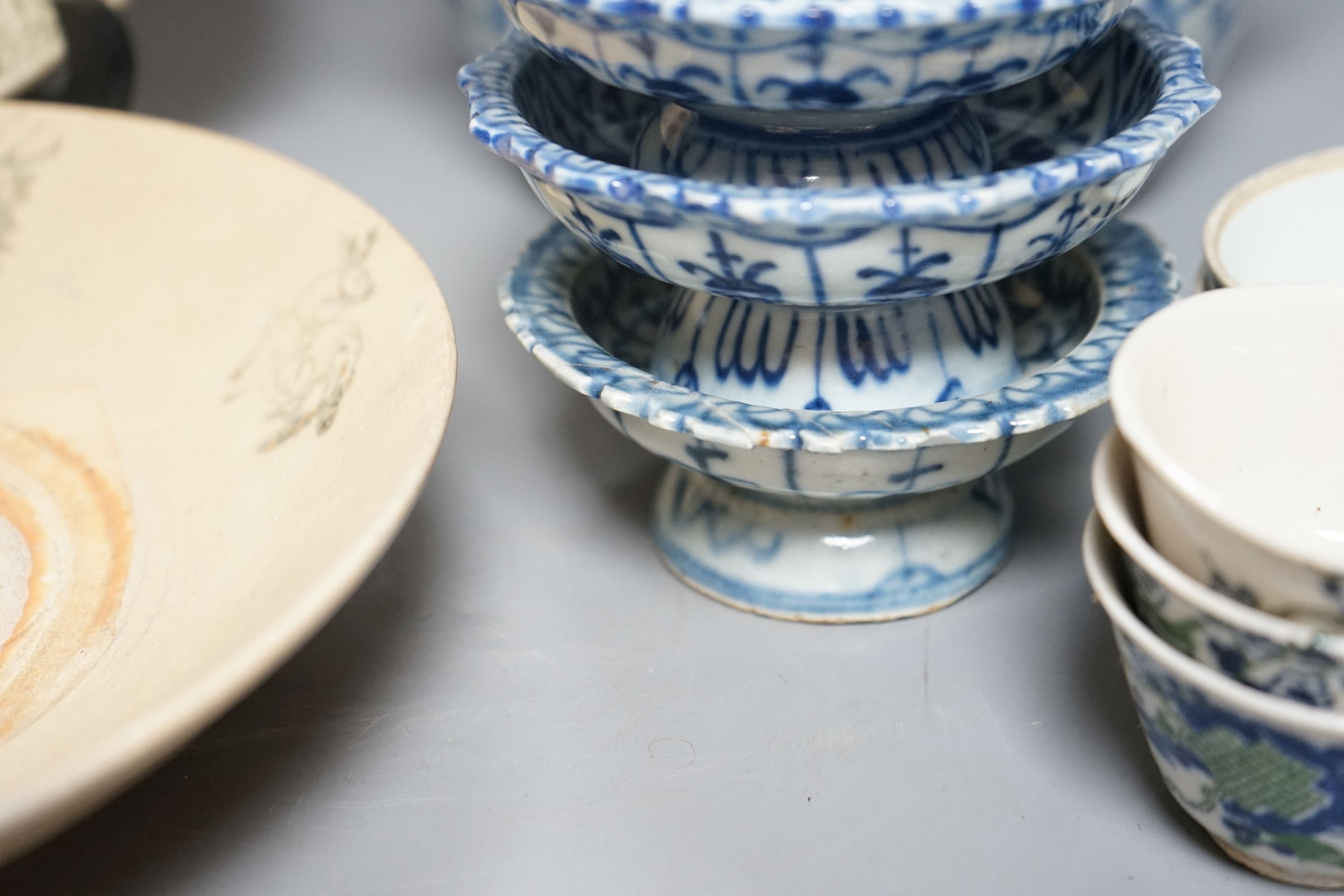 A Chinese blue and white kamcheng, 22.5 cm wide, various dishes and cups